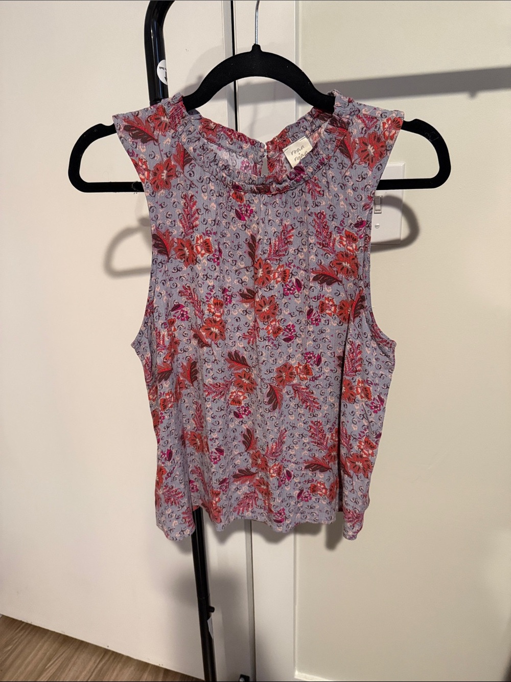 Evereve Sleeveless Floral Print Top - Lavender with Red Accents